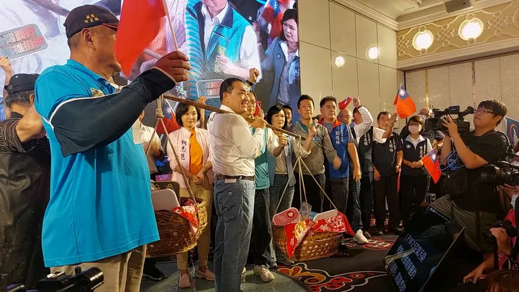 侯友宜挑擔表示願意承擔。凃建豐攝