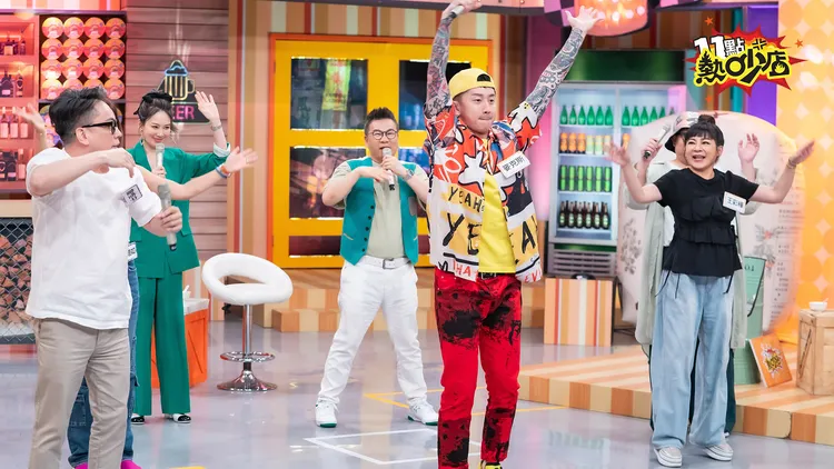 瘋狂麥克斯（中）節目中即興號召所有來賓一起跳廣場舞，畫面相當逗趣。TVBS提供