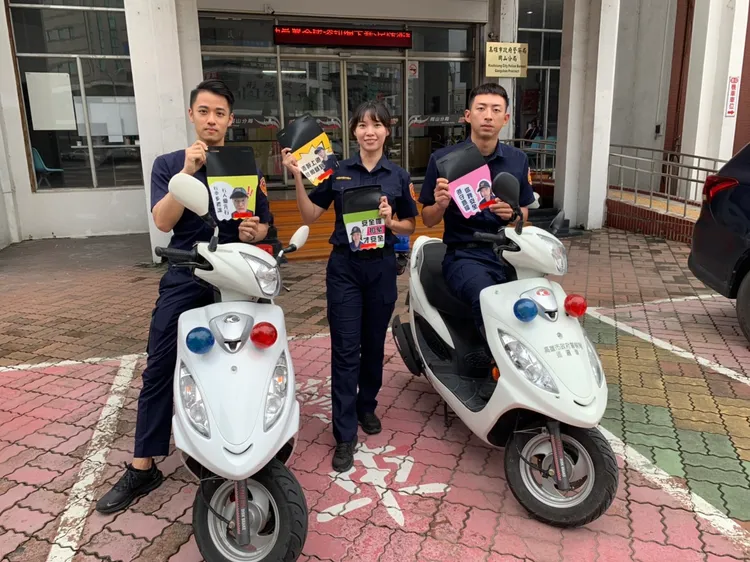高雄市警察局岡山分局最近推出kuso風格擋泥板，以宣導交通安全。翻攝畫面