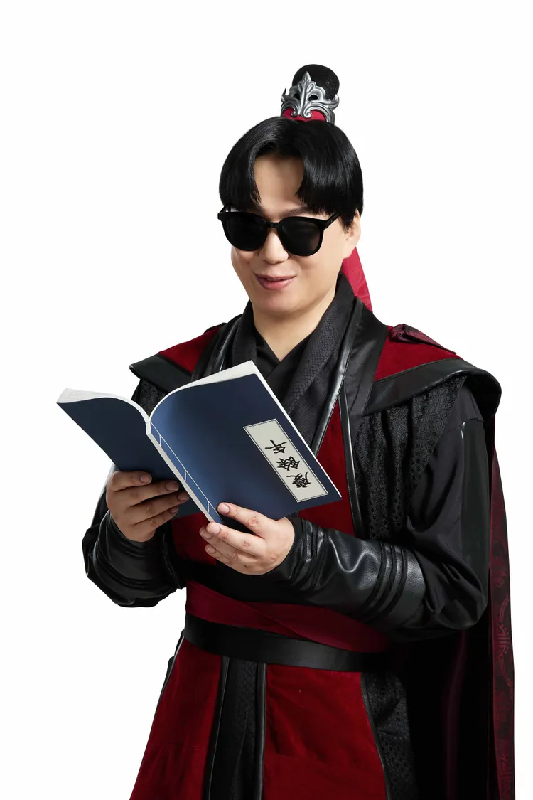 蕭煌奇讀古書，被說：「書拿反了」，笑浪捲網。星宿科技提供