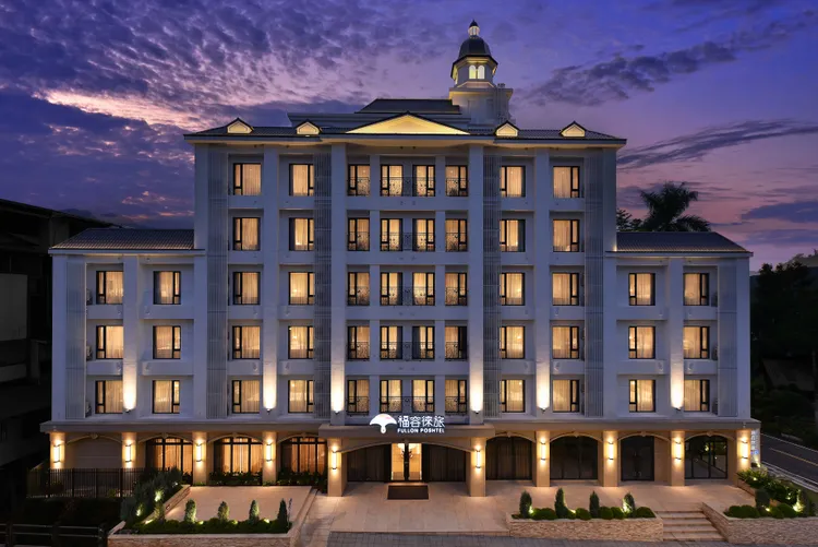 福容徠旅水里是山林裡的藝術旅店，黃昏時光展現出動人的意境。福容提供