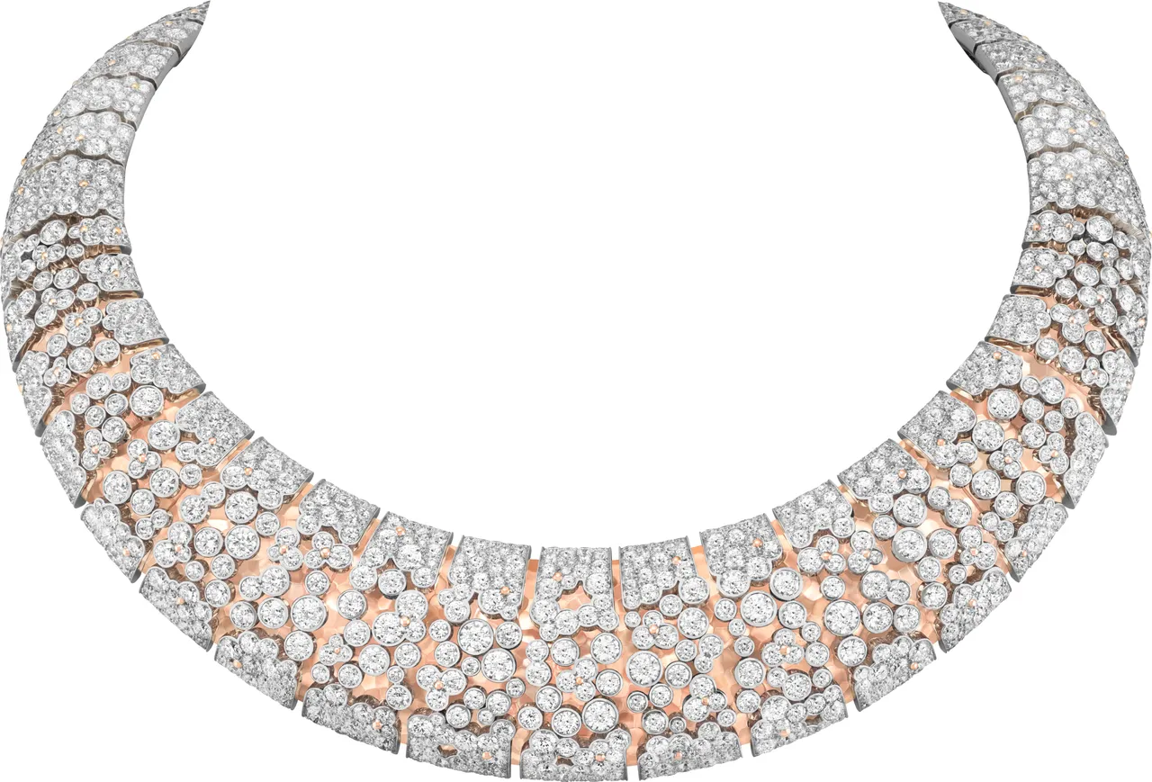 Dentelle à l'aiguille項鍊,上曾採用白K金材質、下層採用錘紋玫瑰金。品牌提供