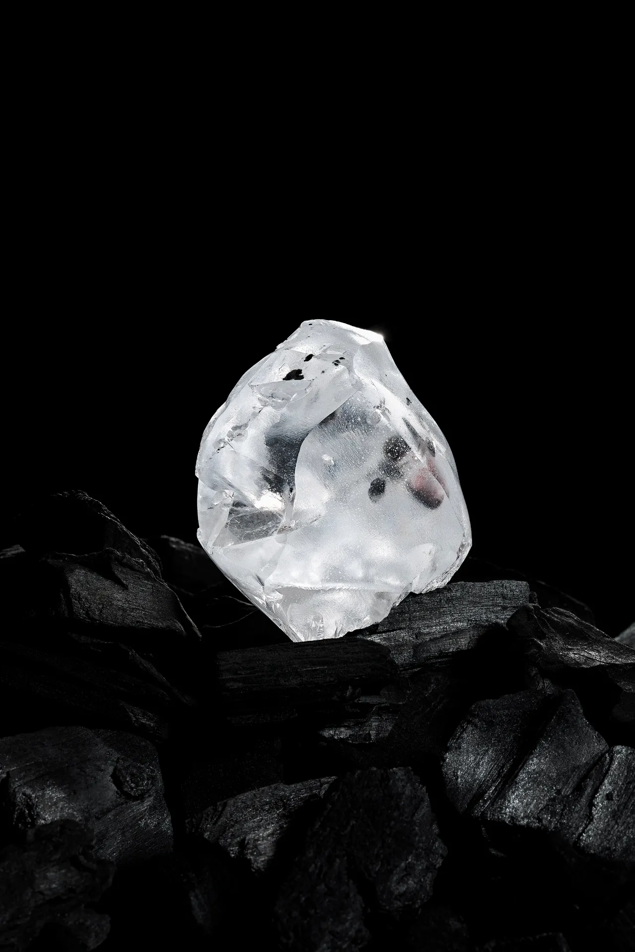 Legend of Diamonds高級珠寶系列的第一篇章,源自這顆重達910克拉、名為Lesotho Legend的原石。品牌題供