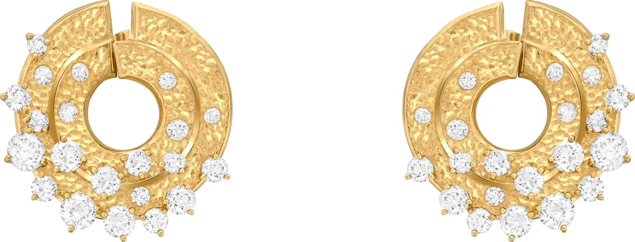 Nuée de diamants耳環,運用了紋理質感金質工藝。品牌提供