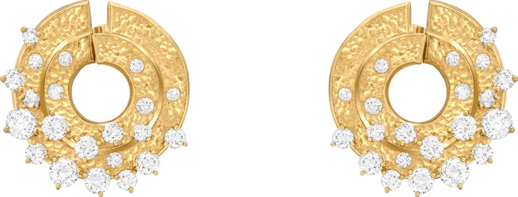 Nuée de diamants耳環，運用了紋理質感金質工藝。品牌提供