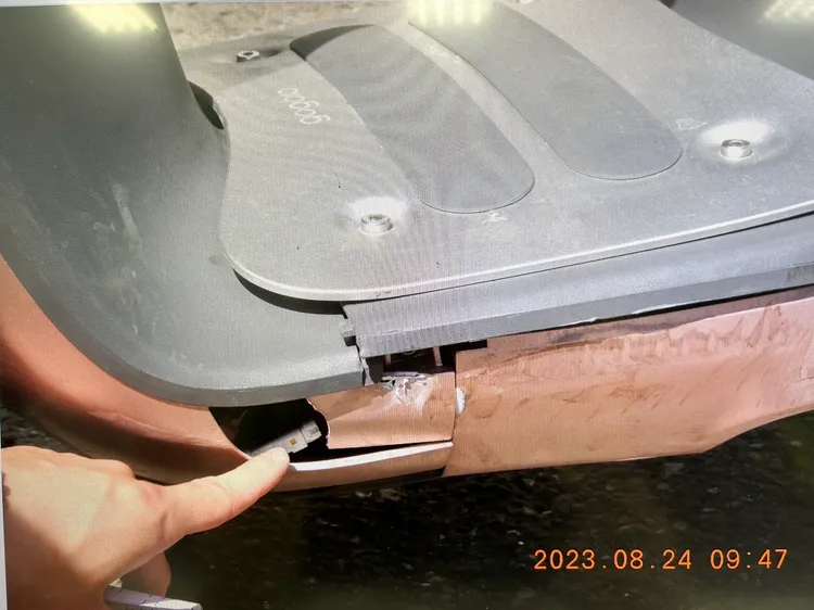 機車踏板下方破裂。讀者提供