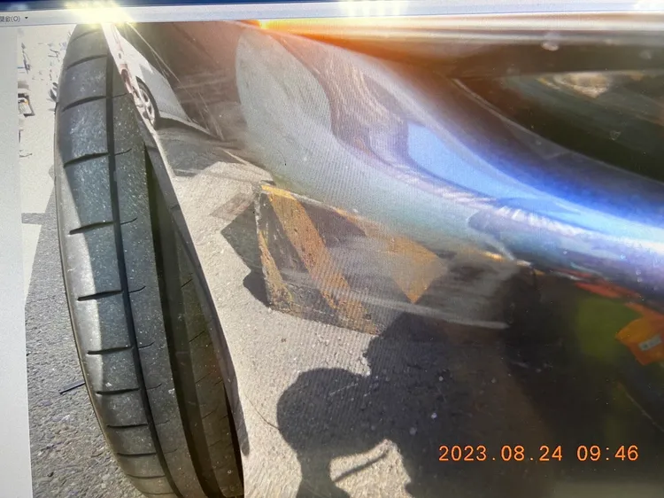 法拉利車頭有明顯擦痕。讀者提供