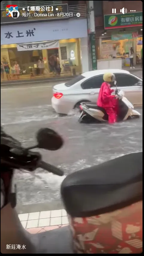 數輛汽車涉水而過，掀起陣陣水花，只見一旁的機車騎士無法平衡驚險萬分。翻攝《爆廢公社》社團