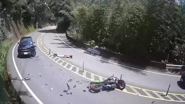 騎士過彎被撞的畫面，讓人驚呼是山道猴子真人版結局。翻攝自爆廢公社