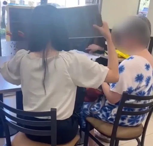 直擊詐騙現場！大一長髮妹子淪車手面交　假工作證後4碼說明了一切