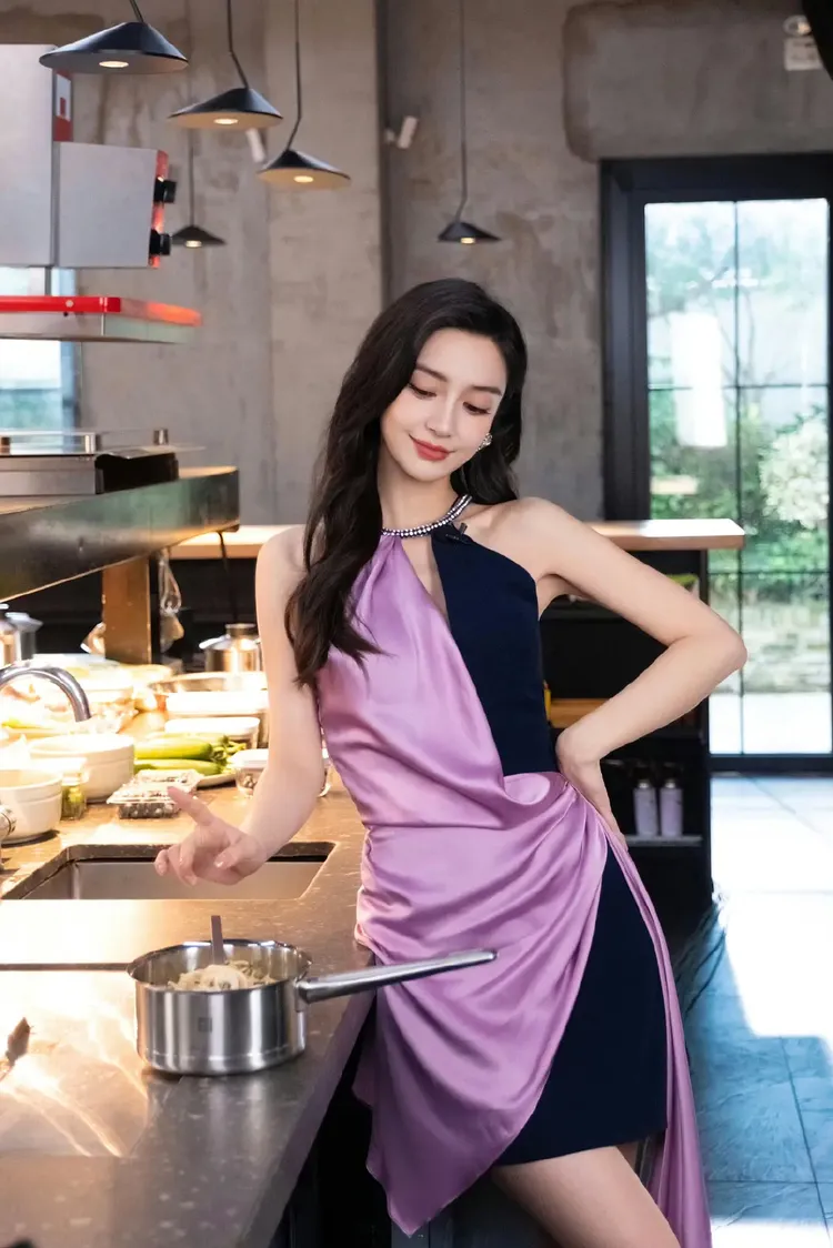  Angelababy美美出席品牌直播活動，卻引發禮服爭議。翻攝楊穎工作室微博