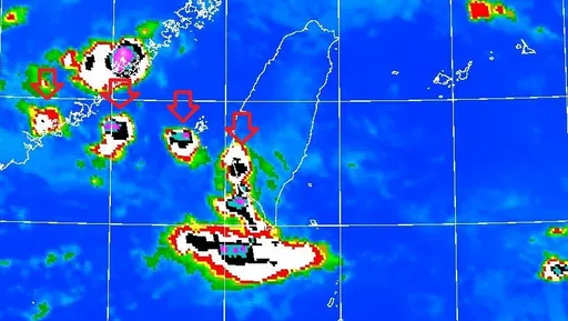 對流胞「略等間隔排列」　鄭明典喊小心！4個箭頭網驚：抓到兇手了