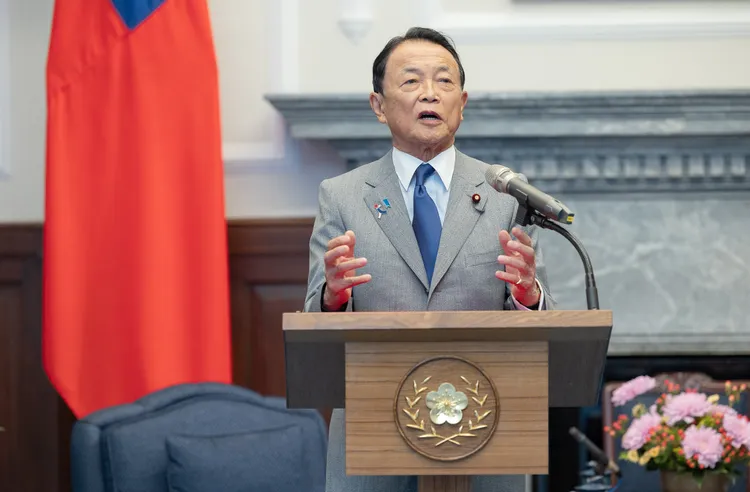 麻生太郎以《航海王》的魯夫角色比喻台日關係。總統府提供