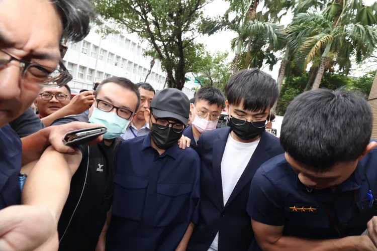 黃子佼今神情凝重。彭欣偉攝