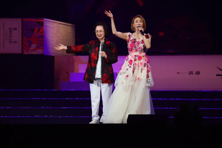 李翊君唱畢後，瓊瑤驚喜登台。彭欣偉攝