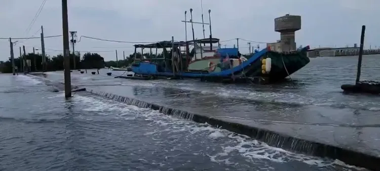 漁船快被沖到岸上。口湖鄉公所提供