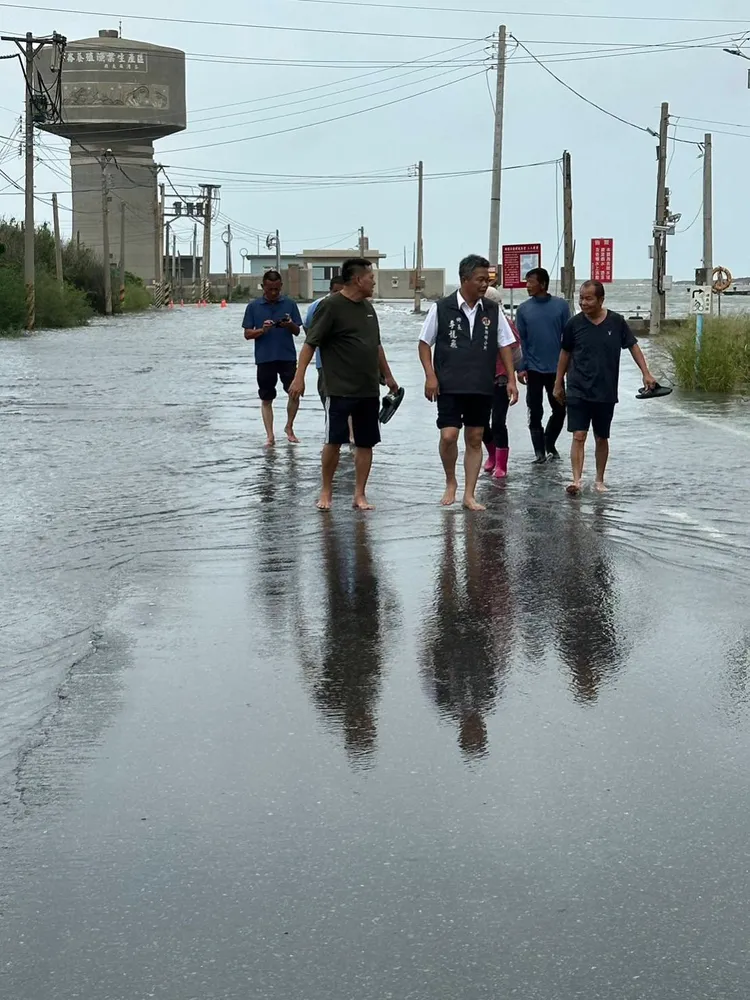 口湖鄉長李龍飛、鄉代會主席王溪邊等人下午前往會勘。口湖鄉公所提供