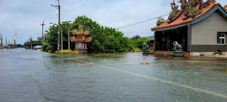 海水倒灌淹到馬路上。口湖鄉公所提供