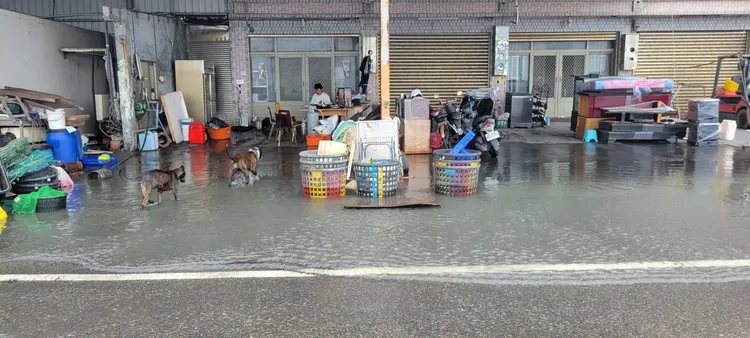 民眾擔心海水倒灌淹進民宅。口湖鄉公所提供