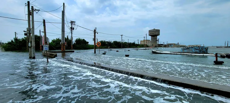 萡子寮漁港海水倒灌。口湖鄉公所提供