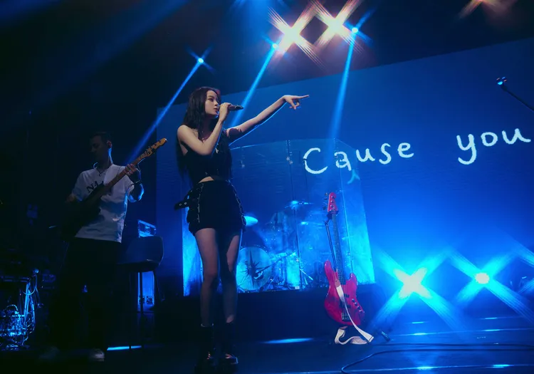 歐陽娜娜巡演，搖身一變為樂團女主唱。海蝶音樂提供