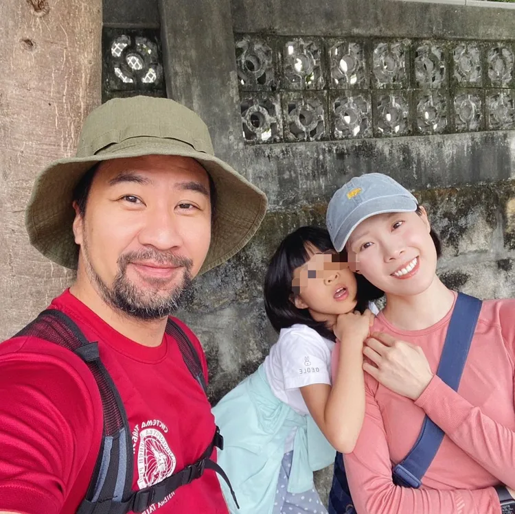 夫妻倆有個11歲女兒（中）十分寶貝。翻攝蔡亘晏IG
