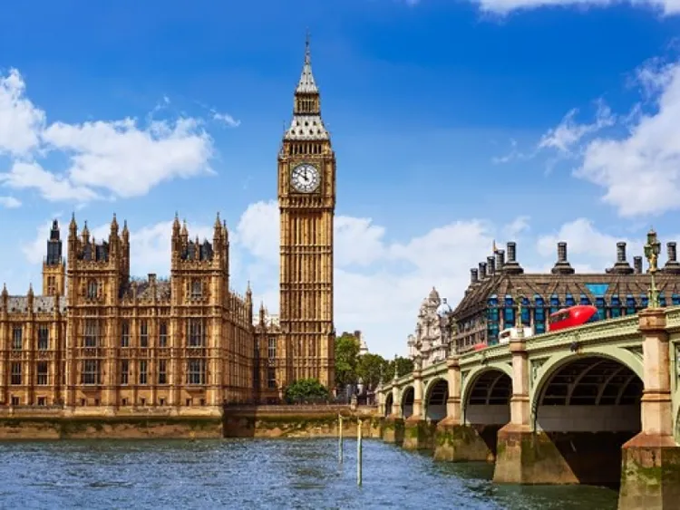 「春節英法兩國10日團」，一次遊覽英國、法國兩地，圖為英國。業者提供