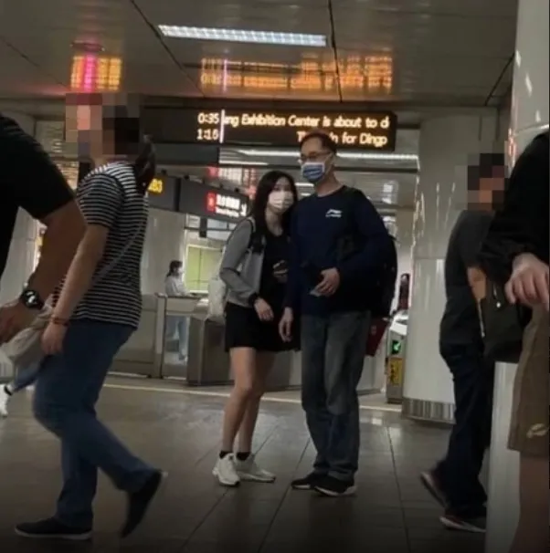 兩人親暱出遊。翻攝自記者爆料網