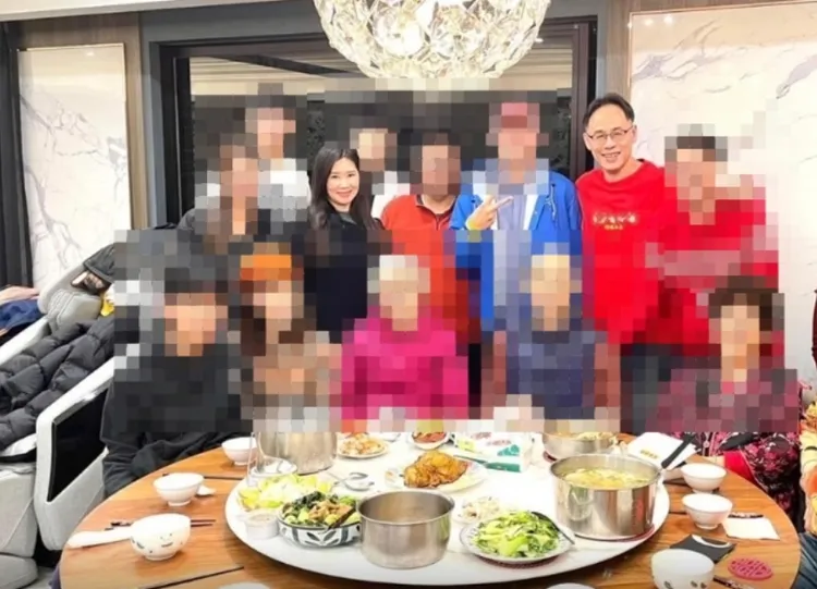 許智超帶吳玫錦返家年節聚餐。翻攝自記者爆料網