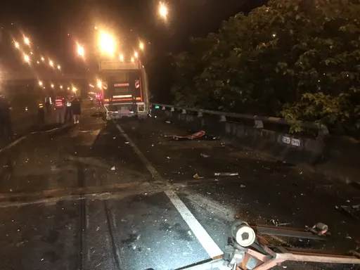國1機場段清晨死亡車禍 大貨車自撞分隔島!司機下車查看遭後方聯結車輾斃