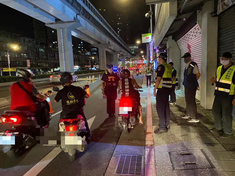 警方聯手環保局取締噪音車。翻攝畫面