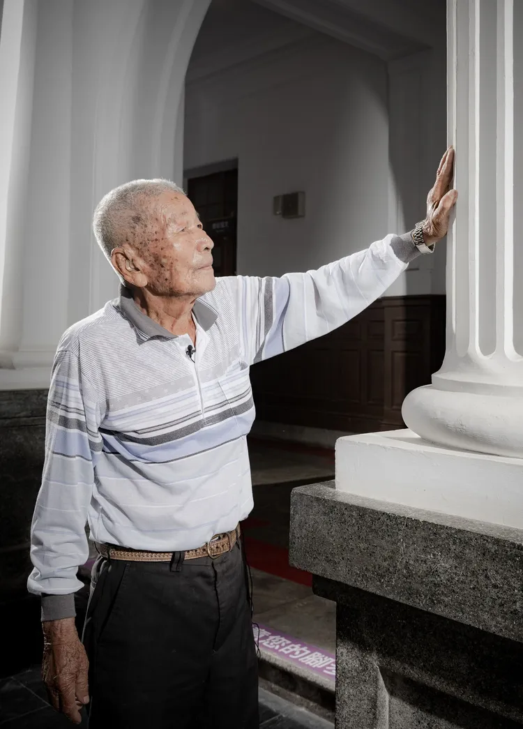 蘇清良講解粉刷工法。文化部提供