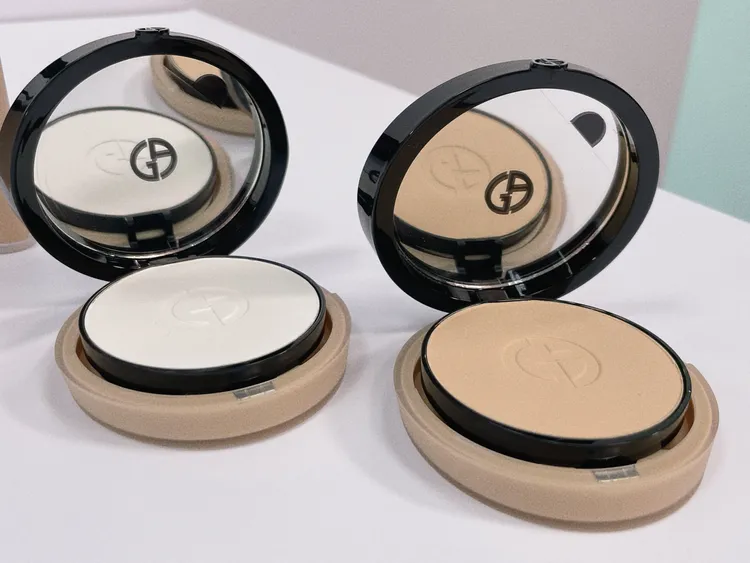 GA超持妝絲絨控油蜜粉餅#0透明色、#1柔膚色，各2700元。張家玲攝
