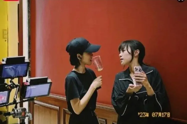 竇靖童（右）被爆與女導演李孟橋在國外領證結婚。翻攝微博