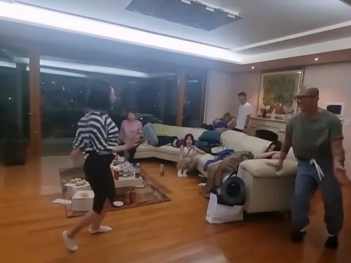 小S的女兒和婆婆在後方無動於衷。翻攝微博