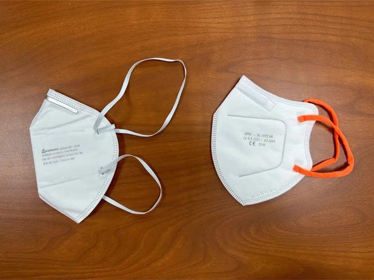 左為頭戴式N95口罩，右為耳掛式N95口罩。王良博攝
