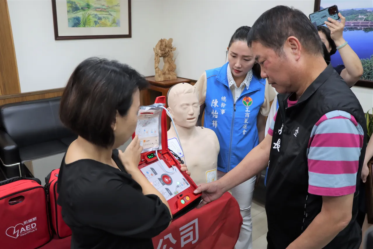 業者向鍾東錦說明AED使用方式。縣府提供