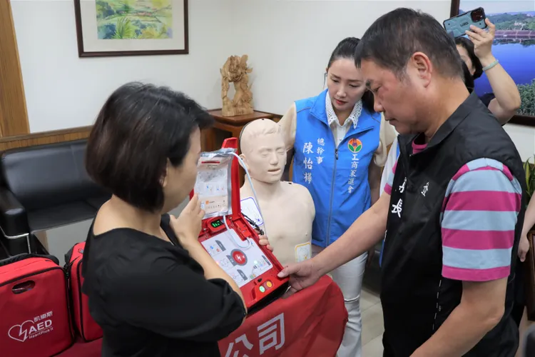 業者向鍾東錦說明AED使用方式。縣府提供