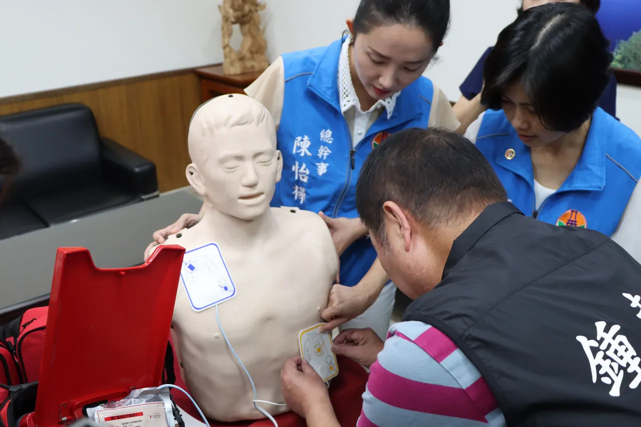 鍾東錦親自操作AED。縣府提供