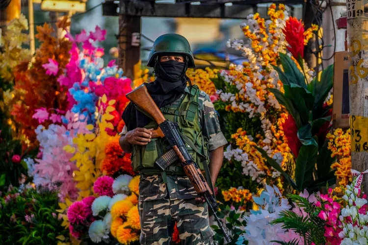 軍人在當地巡邏站崗。美聯社