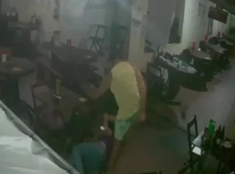 酒吧內的監視器拍到桑塔納痛毆女友希爾娃的畫面。翻攝Carpina/Police Department