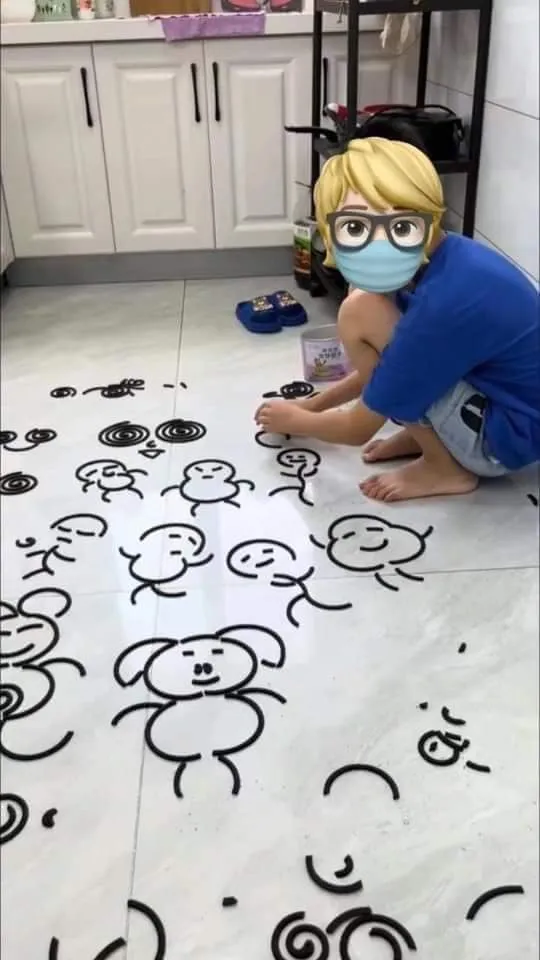 男童用蚊香排列出的創意圖案，讓網友讚嘆不已。翻攝自臉書「爆廢1公社」