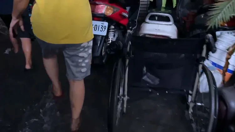 大里區長城街40巷民宅水淹至腳踝。江和樹提供