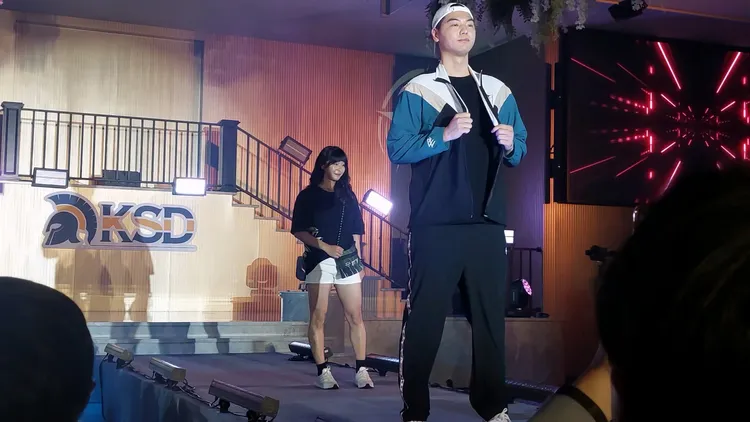 發表會請高雄市運動選手走秀代言。凃建豐攝