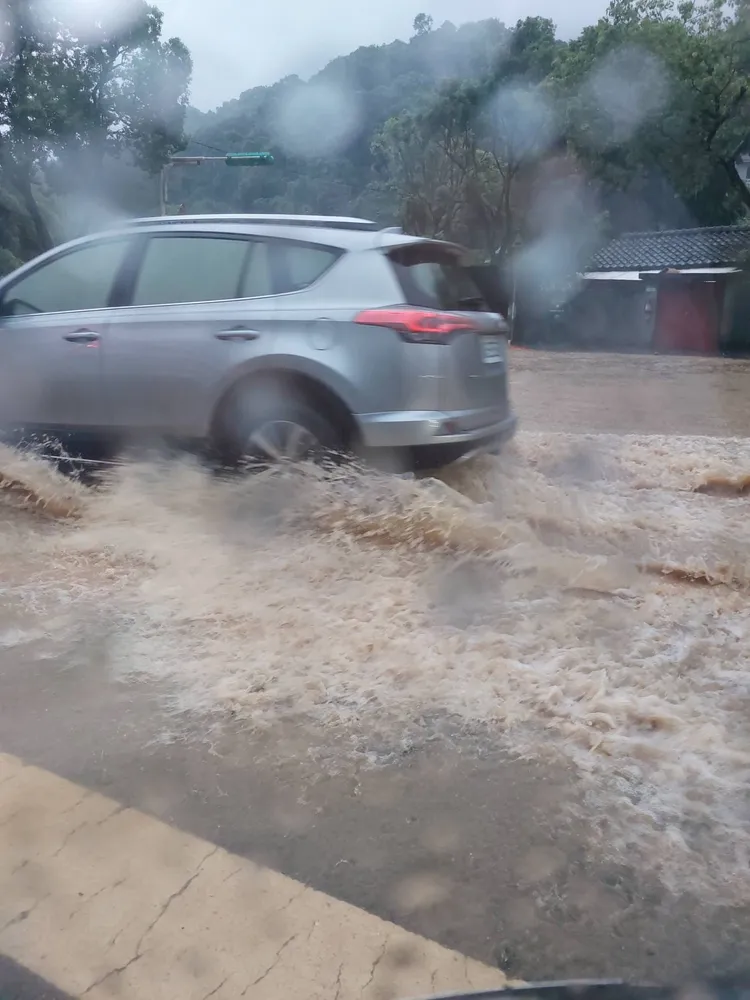 士林至善路一度淹水10公分。讀者蔡先生授權提供