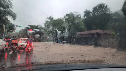 爆雨瞬灌雙北!士林淹水一級警戒 至善路一片汪洋慘況曝