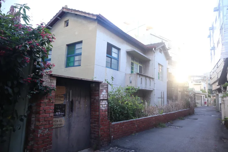 彰化這棟50年老宅，2層樓建築，外觀古樸有韻味。翻攝臉書社團「彰化人大小事」