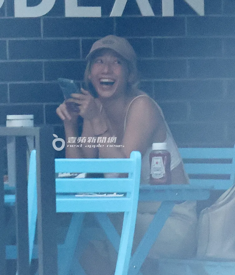 瑞瑪席丹當天約會的心情大好，露出甜美笑容。特勤中心攝