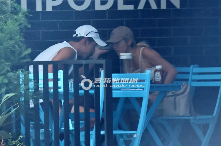 瑞瑪席丹（右）跟Andy頭靠在一起，聽同一支手機語音訊息。特勤中心攝