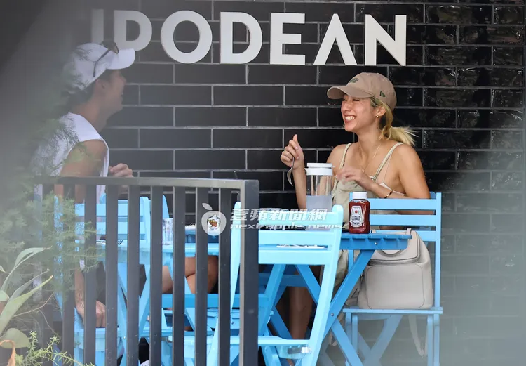 瑞瑪席丹（右）與餐廳老闆Andy聊到開心處，拿著叉子笑開懷。特勤中心攝